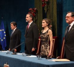 Los Reyes, el presidente del Principado de Asturias y el presidente de la Fundación Princesa de Asturias, en la mesa presidencial, durante la interpre