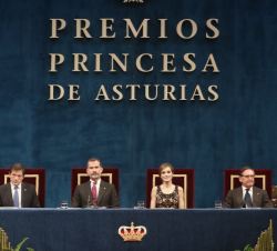 Los Reyes, el presidente del Principado de Asturias y el presidente de la Fundación Princesa de Asturias, en la mesa presidencial 