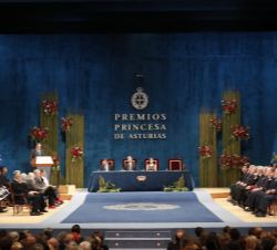 Vista del escenario durante la intervención del presidente de la Fundación Princesa de Asturias