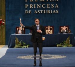 Hugh Herr, Premio Princesa de Asturias de Investigación Científica y Técnica 2016, tras recibir el galardón 