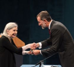 Su Majestad el Rey entrega el Premio Princesa de Asturias de las Artes 2016 a Núria Espert