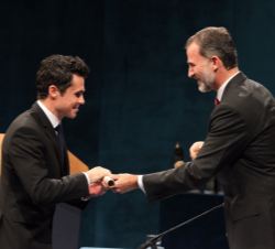 Su Majestad el Rey entrega el Premio Princesa de Asturias de los Deportes 2016 a Javier Gómez Noya