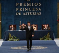 Javier Gómez Noya, Premio Princesa de Asturias de los Deportes 2016, tras recoger el galardón 