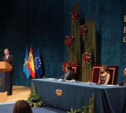Vista de la mesa presidencial durante la intervención de Don Felipe