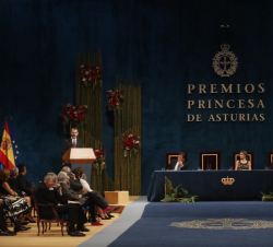 Vista del escenario durante la intervención de Su Majestad el Rey