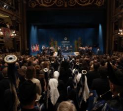 Vista del interior del teatro durante la interpretación del Himno de Asturias por la Banda de Gaitas "Ciudad de Oviedo"