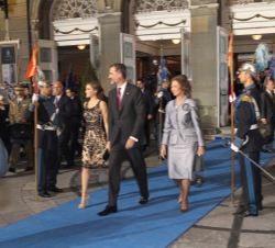 Sus Majestades los Reyes y Su Majestad la Reina Doña Sofía, a su salida del teatro