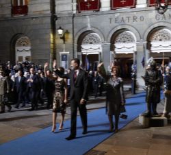 Sus Majestades los Reyes y Su Majestad la Reina Doña Sofía saludan a los ciudadanos congregados en la Plaza del Teatro