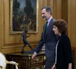 Su Majestad el Rey se dirige a su despacho con la representante de En Marea - Podemos-En Marea-Anova-EU