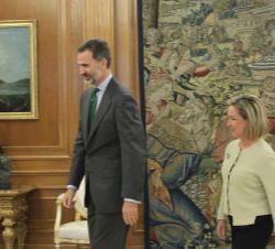 Su Majestad el Rey se dirige a su despacho con la representante de Coalición Canaria-Partido Nacionalista Canario