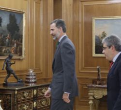 Su Majestad el Rey se dirige a su despacho con el representante de Convergència Democrática de Catalunya
