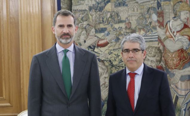 Don Felipe junto a Francesc Homs i Molist, representante de Convergència Democrática de Catalunya