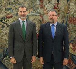 Don Felipe junto a Isidro Manuel Martínez Oblanca, representante de Foro de Ciudadanos