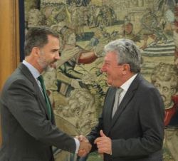 Su Majestad el Rey recibe el saludo de Pedro Quevedo Iturbe, representante de Nueva Canarias - NCa