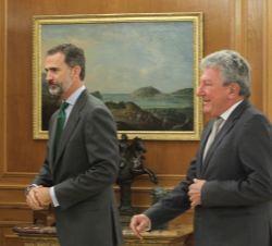 Su Majestad el Rey se dirige a su despacho con el representante de Nueva Canarias - NCa
