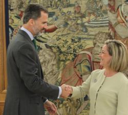 Su Majestad el Rey recibe el saludo de Ana María Oramas González-Moro, representante de Coalición Canaria-Partido Nacionalista Canario