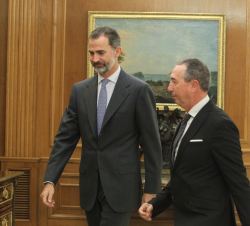 Su Majestad el Rey se dirige a su despacho con el representante de Compromís-Podemos-EUPV a la Valenciana