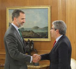 Su Majestad el Rey recibe el saludo de Francesc Homs i Molist, representante de Convergència Democrática de Catalunya