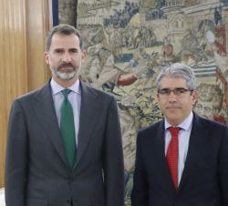 Don Felipe junto a Francesc Homs i Molist, representante de Convergència Democrática de Catalunya