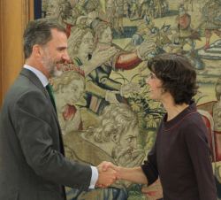 Su Majestad el Rey recibe el saludo de María Rosa Martínez Rodríguez, representante de EQUO