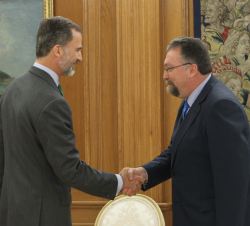 Su Majestad el Rey recibe el saludo de Isidro Manuel Martínez Oblanca, representante de Foro de Ciudadanos