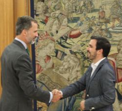 Su Majestad el Rey recibe el saludo de Alberto Garzón Espinosa, representante de Izquierda Unida