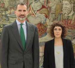 Don Felipe junto a Alexandra Fernández Gómez, representante de En Marea - Podemos-En Marea-Anova-EU