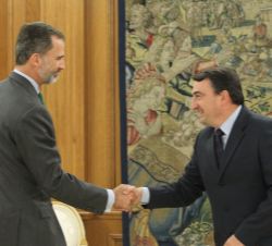 Su Majestad el Rey recibe el saludo de Aitor Esteban Bravo, representante de Euzko Alderdi Jeltzalea-Partido Nacionalista Vasco - EAJ-PNV