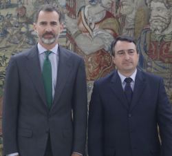 Don Felipe junto a Aitor Esteban Bravo, representante de Euzko Alderdi Jeltzalea-Partido Nacionalista Vasco - EAJ-PNV
