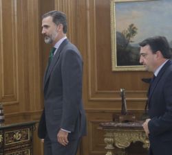 Su Majestad el Rey se dirige a su despacho con el representante de Euzko Alderdi Jeltzalea-Partido Nacionalista Vasco - EAJ-PNV