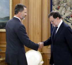 Su Majestad el Rey recibe el saludo del representante del Partido Popular, Mariano Rajoy