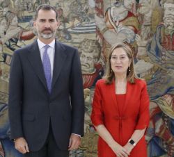 Su Majestad el Rey junto a la presidenta del Congreso de los Diputados, Ana María Pastor
