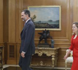 Su Majestad el Rey se dirige a su despacho con la presidenta del Congreso de los Diputados