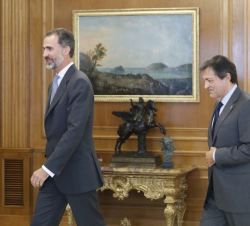 Su Majestad el Rey se dirige a su despacho con el representante del Partido Socialista Obrero Español 