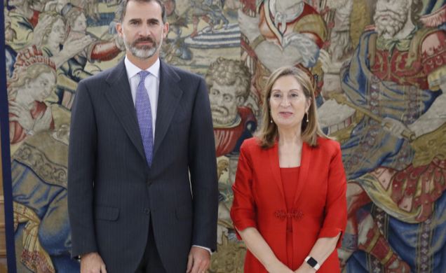 Su Majestad el Rey junto a la presidenta del Congreso de los Diputados, Ana María Pastor