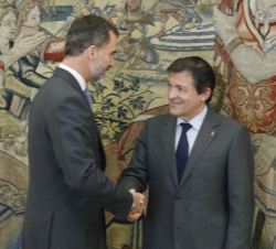 Su Majestad el Rey recibe el saludo del representante del Partido Socialista Obrero Español, Javier Fernández Fernández  