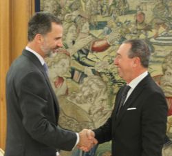Su Majestad el Rey recibe el saludo del representante de Compromís-Podemos-EUPV a la Valenciana, Joan Baldoví Roda