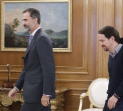 Su Majestad el Rey se dirige a su despacho con el representante de Unidos Podemos