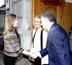 Su Majestad la Reina recibe el saludo del secretario de Estado de Seguridad Social, Tomás Burgos
