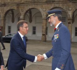 Su Majestad el Rey recibe el saludo del presidente de la Xunta de Galicia, Alberto Nuñez Feijóo, a su llegada al Arsenal de Ferrol