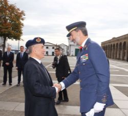Su Majestad el Rey recibe el saludo del presidente de la Real Hermandad de Veteranos de las Fuerzas Armadas y de la Guardia Civil, general del Aire, E