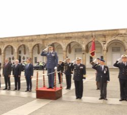 Su Majestad el Rey recibe honores a su llegada al Arsenal de Ferrol