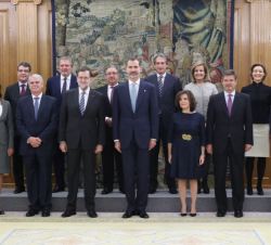 Fotografía de grupo de Su Majestad el Rey con los nuevos miembros del Gobierno
