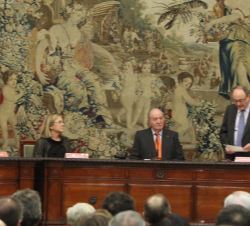 Don Juan Carlos en la mesa presidencial, acompañado por el gobernador del Banco de España, Luis María Linde, y la secretaria de Estado de Economía y A