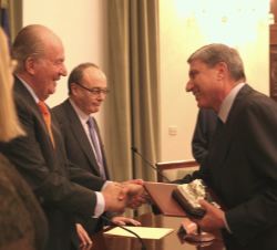 Don Juan Carlos hace entrega del "Premio de Economía Rey Juan Carlos" a D. José Luis García Delgado