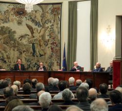 Vista general del salón de actos de la sede del Banco de España durante la intervención del premiado, José Luis García Delgado