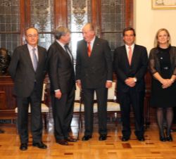 Don Juan Carlos conversa con el premiado, José Luis García Delgado junto al gobernador del Banco de España, Luis María Linde, la secretaria de Estado 