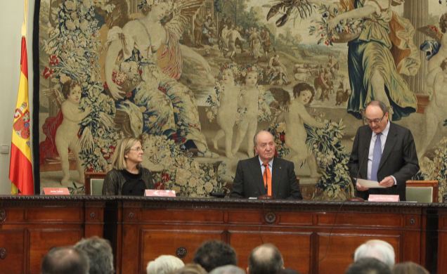 Don Juan Carlos en la mesa presidencial, acompañado por el gobernador del Banco de España, Luis María Linde, y la secretaria de Estado de Economía y A