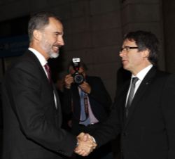 Su Majestad el Rey, a su llegada a la Sede de Foment del Treball en Barcelona, recibe el saludo del president de la Generalitat de Catalunya, Carles P