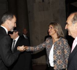 Don Felipe recibe el saludo de la delegada del Gobierno en la Comunidad Autónoma de Cataluña, María de los Llanos de Luna